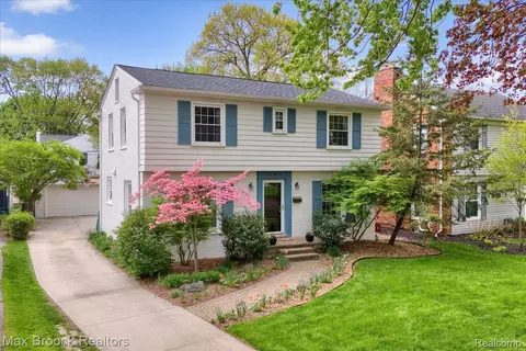 32470 Sheridan Dr, Beverly Hills, MI 48025