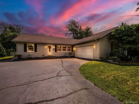22490 Hawthorne St, Farmington, MI 48336