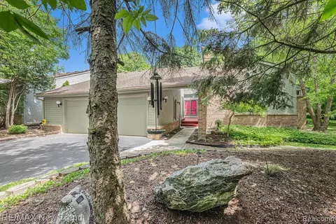 3661 Quail Hollow Dr, Bloomfield Hills, MI 48302