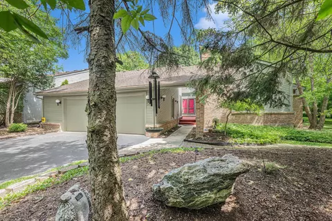 3661 Quail Hollow Dr, Bloomfield Township, MI 48302