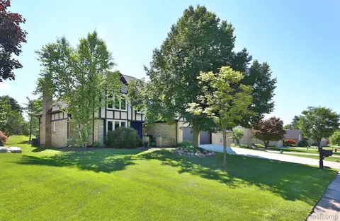 2159 Kennedy Dr, Rochester Hills, MI 48309