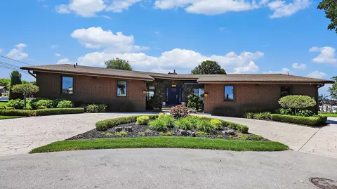 41587 Gloca Mora St, Harrison, MI 48045