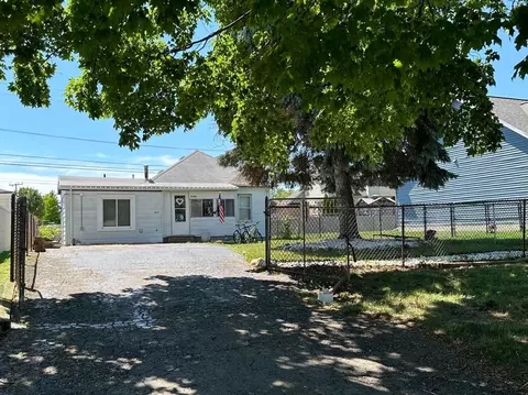 29112 Denison St, Gibraltar, MI 48173