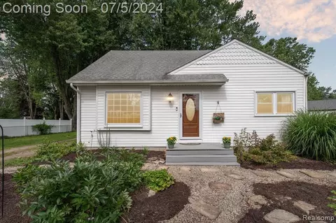 10320 Endicott St, Belleville, MI 48111