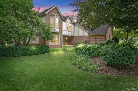 1745 Pinoak, Troy, MI 48098