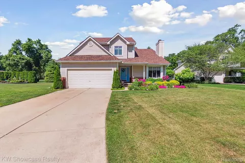 593 Hampton Crt Ct, Wixom, MI 48393
