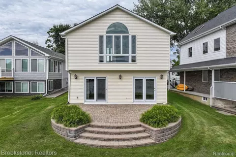 16193 Whitehead Dr, Argentine, MI 48451
