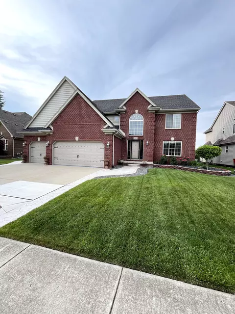 21421 Sienna Dr, Macomb, MI 48044