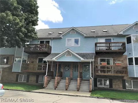 254 Pinewood Dr #67, Plymouth, MI 48170