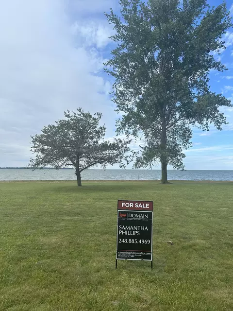 9855 Sunset Blvd, Caseville, MI 48755