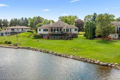 6526 Andersonville Rd, Waterford Township, MI 48329