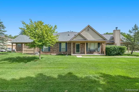 4186 Stonebridge Dr, Holly, MI 48442