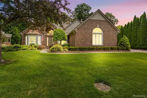 2017 Roundtree, Rochester Hills, MI 48307