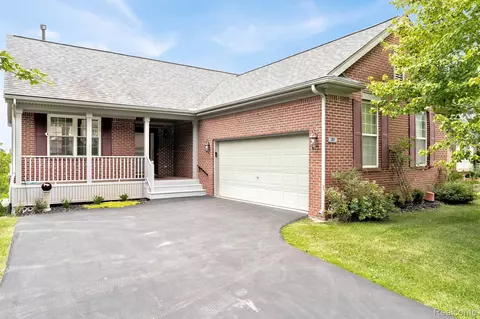 301 Lakeshore Pointe Dr, Oceola, MI 48843