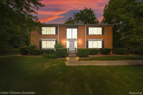 739 E Fox Hills Dr, Bloomfield Hills, MI 48304