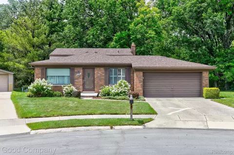 32381 Hampton Crt Ct, Fraser, MI 48026