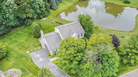 2257 Huntington Dr, Orion, MI 48360