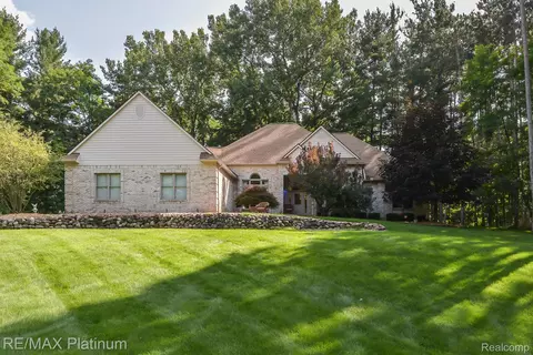 8386 Ironwood Dr, Pinckney, MI 48169