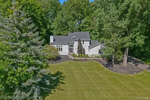 6255 Whispering Meadows Dr, White Lake, MI 48383