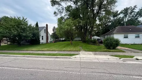 15348 Stephens Dr, Eastpointe, MI 48021