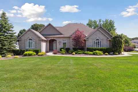 4314 Oak Tree Trl, Fenton, MI 48430