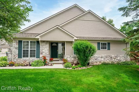 850 Calpernia, Wixom, MI 48393