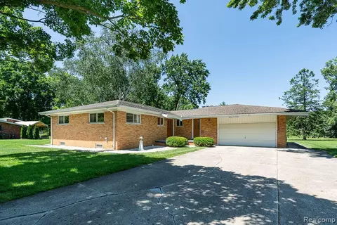 8911 Houghton Dr, Sterling Heights, MI 48314