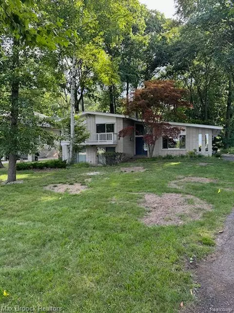 3763 Indian Trl, Orchard Lake Village, MI 48324