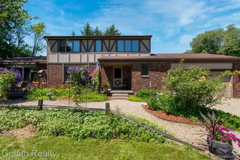 1010 Nancy Ann Dr, Howell, MI 48855