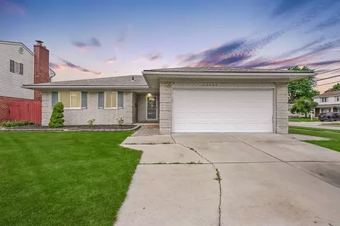 27429 Sutherland Dr, Warren, MI 48088