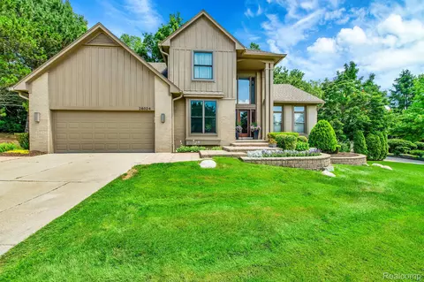 28024 Golf Pointe Blvd, Farmington Hills, MI 48331