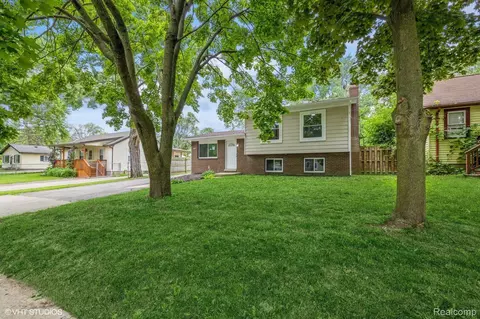 1047 Cherrylawn Dr, Pontiac, MI 48340