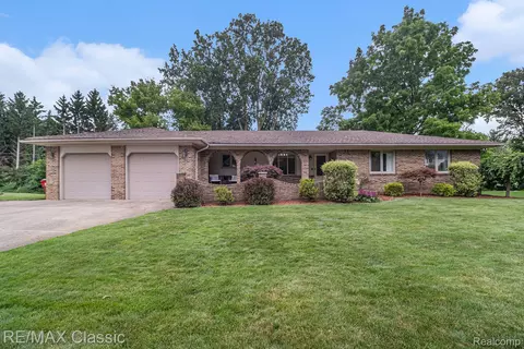 2174 Strader Dr, West Bloomfield, MI 48324