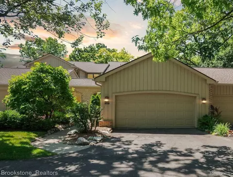 1137 Meadowglen, Bloomfield Hills, MI 48304