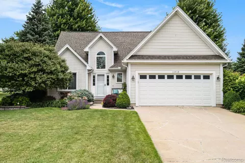 11418 Rolling Meadow Dr, Fenton, MI 48430