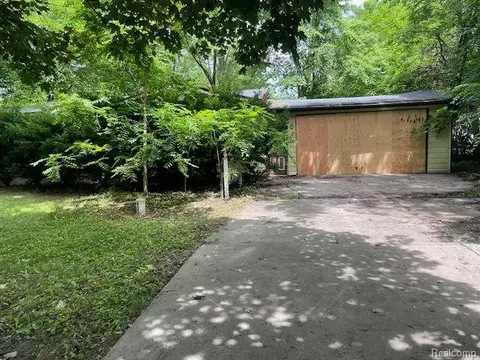 5415 Woodlawn Dr, Flint, MI 48506