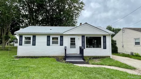 2216 E Judd Rd, Burton, MI 48529