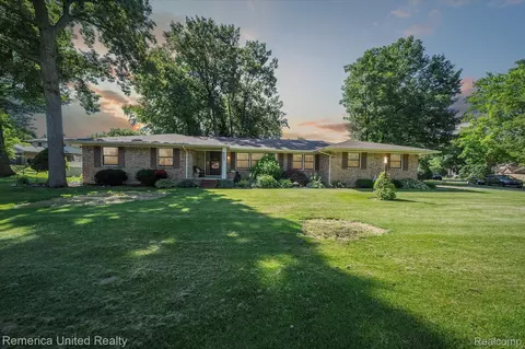 6157 Kings Shire Rd, Grand Blanc, MI 48439