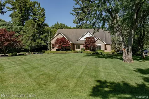 6660 Indianwood Trl, Bloomfield Hills, MI 48301