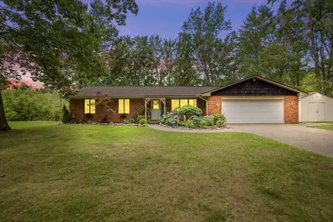 422 Pingree Cir, Waterford, MI 48327