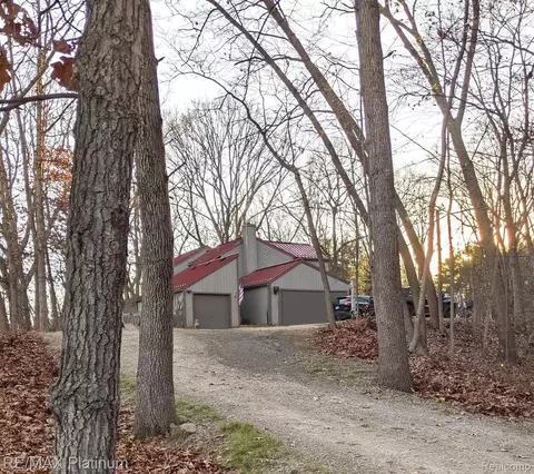 1375 Indian Hills Ln, Milford, MI 48380