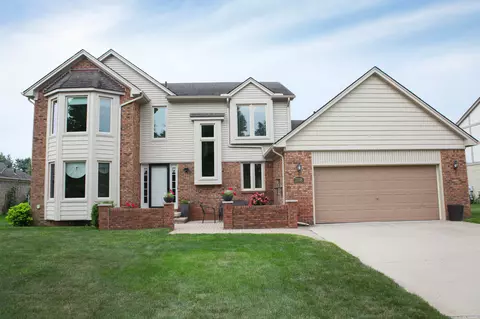 2738 Crescent Oak Dr, Sterling Heights, MI 48314