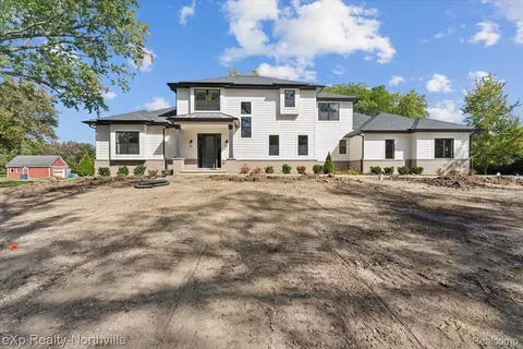 26500 Johns Rd, Lyon, MI 48178