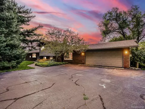 10421 Elizabeth Lake Rd, White Lake, MI 48386