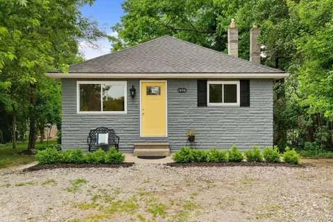 1696 Rochester Rd, Leonard, MI 48367