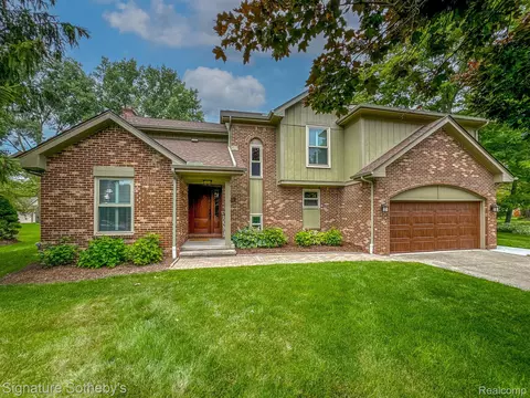 6723 Locust Dr, Troy, MI 48098