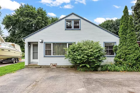 55989 Pontiac Trail Ct, Lyon, MI 48165