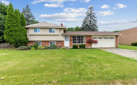 1268 Knollwood Dr, Lapeer, MI 48446