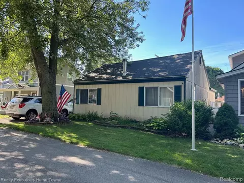 3673 Shorewood Rd, Fort Gratiot, MI 48059