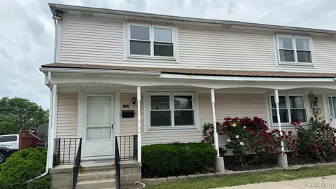 30 Greenwoode Ln, Pontiac, MI 48340